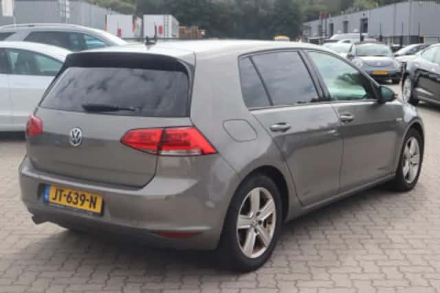 Volkswagen Golf (2016) thumbnail 2