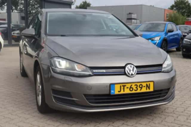 Volkswagen Golf (2016) thumbnail 4