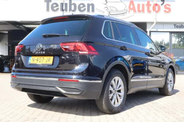 Volkswagen Tiguan (2021) thumbnail 2