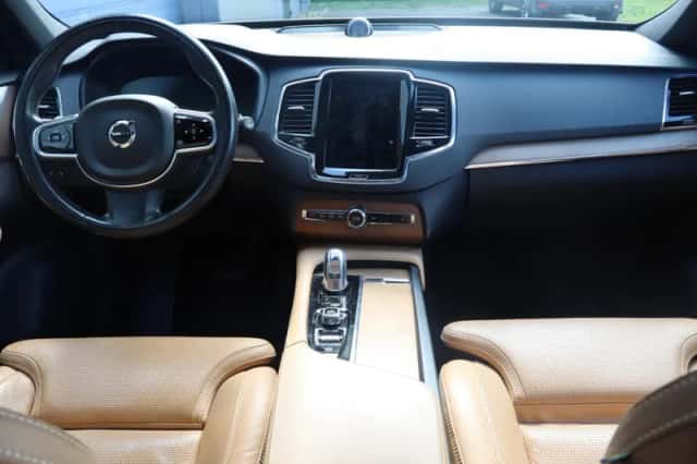 Volvo XC90 (2016) thumbnail 3