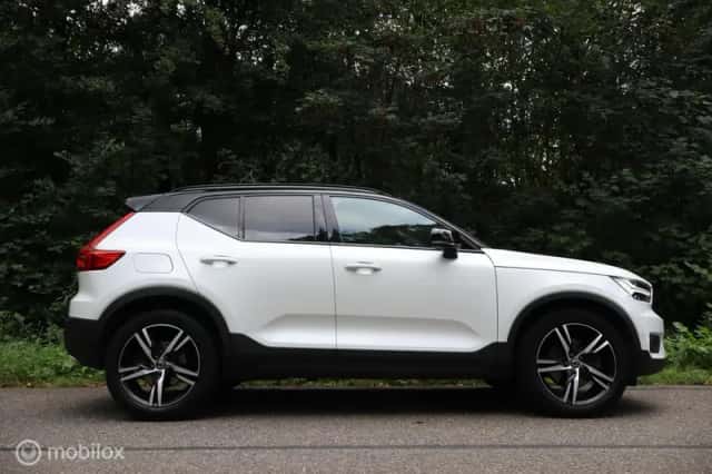 Volvo XC40 (2018) thumbnail 2