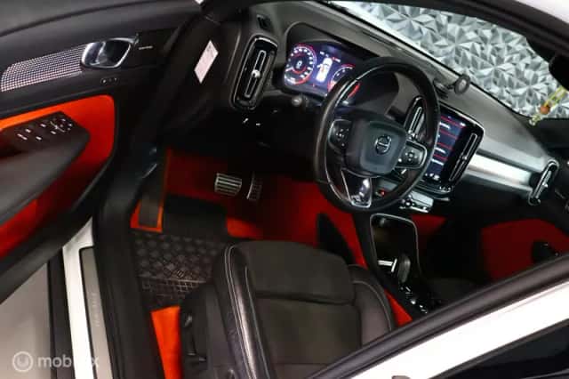 Volvo XC40 (2018) thumbnail 3