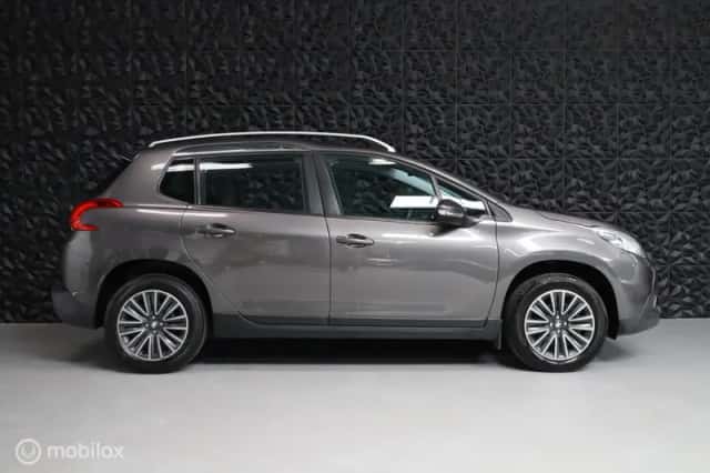Peugeot 2008 (2016) thumbnail 2