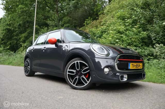 MINI Cooper S (2018) thumbnail 1