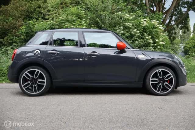 MINI Cooper S (2018) thumbnail 2
