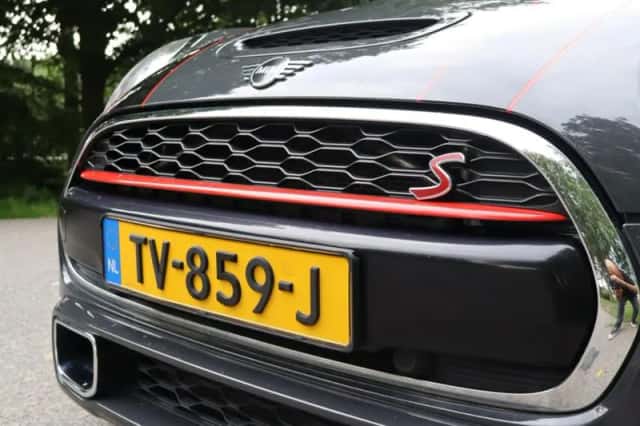 MINI Cooper S (2018) thumbnail 6