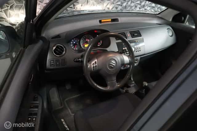 Suzuki Swift (2009) thumbnail 3