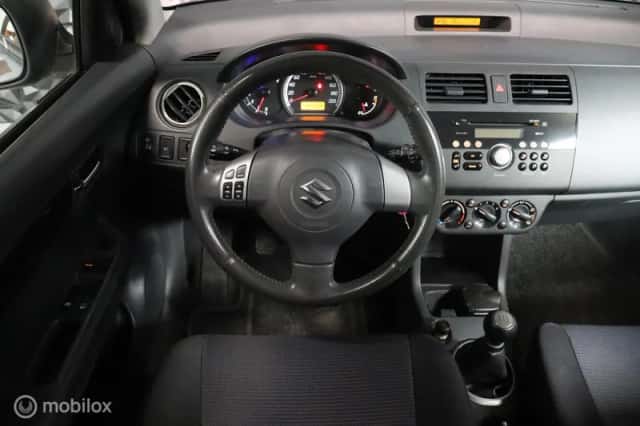 Suzuki Swift (2009) thumbnail 4