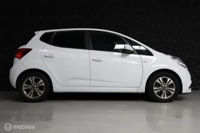 Kia Venga (2016) thumbnail 2