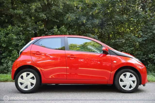 Toyota Aygo (2015) thumbnail 2