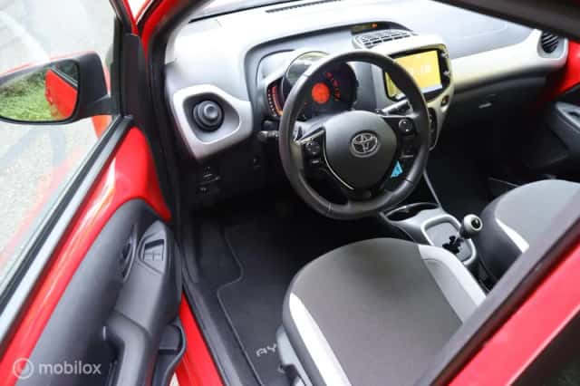 Toyota Aygo (2015) thumbnail 3