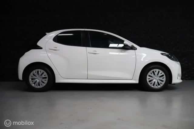 Toyota Yaris (2021) thumbnail 2