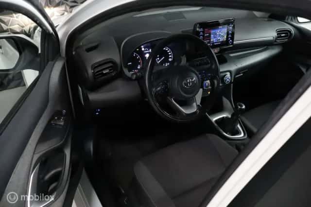 Toyota Yaris (2021) thumbnail 3