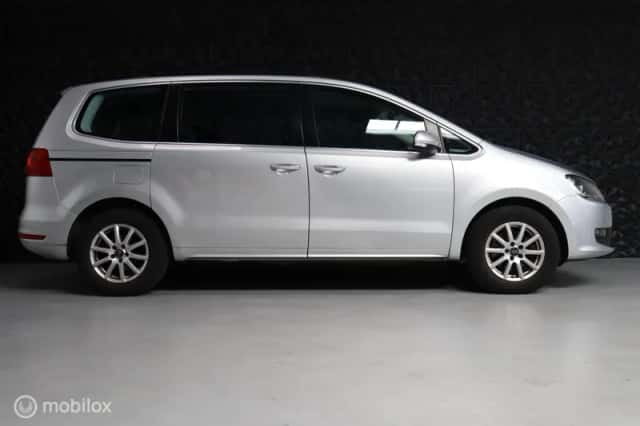 Volkswagen Sharan (2011) thumbnail 2