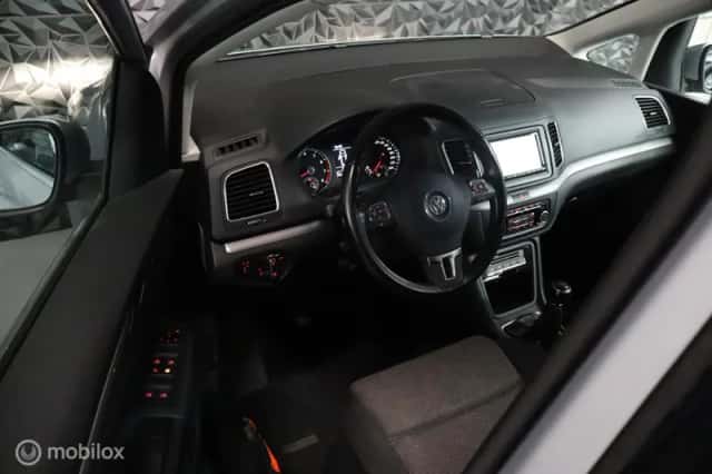 Volkswagen Sharan (2011) thumbnail 3