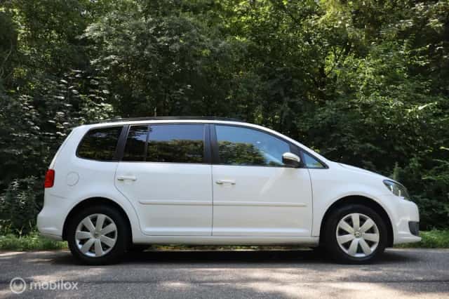Volkswagen Touran (2012) thumbnail 2