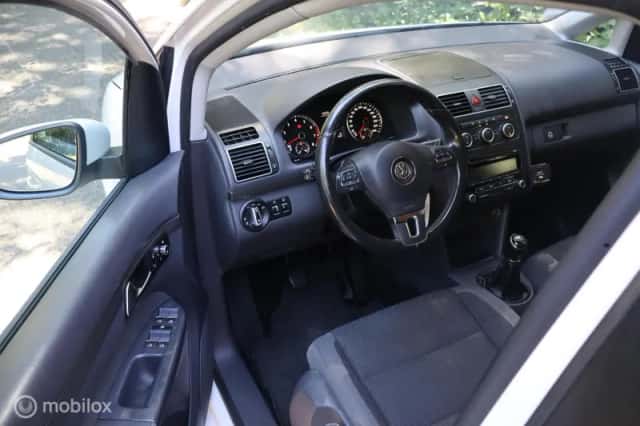 Volkswagen Touran (2012) thumbnail 3