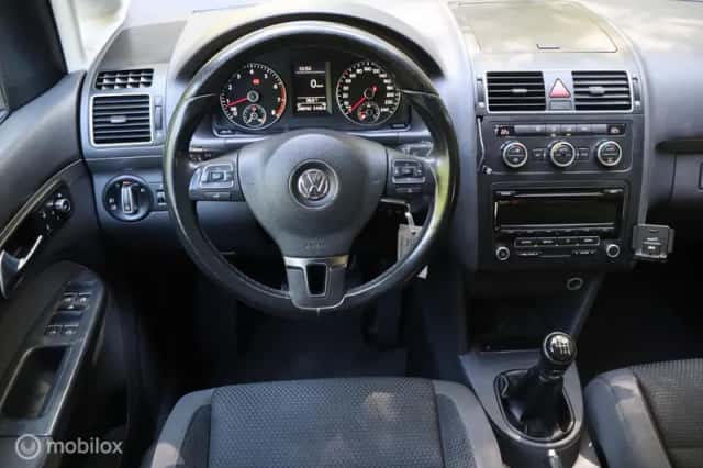 Volkswagen Touran (2012) thumbnail 4