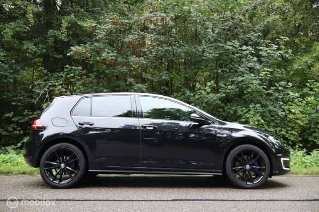 Volkswagen Golf (2015) thumbnail 2