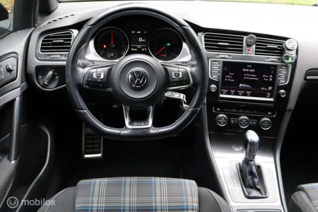 Volkswagen Golf (2015) thumbnail 4