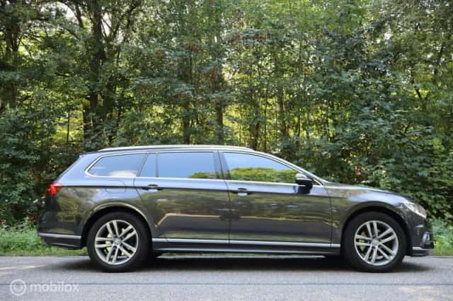 Volkswagen Passat (2018) thumbnail 2