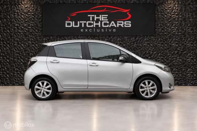 Toyota Yaris (2013) thumbnail 2