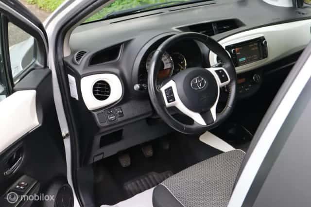 Toyota Yaris (2013) thumbnail 3