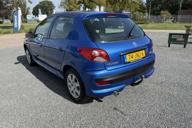 Peugeot 206+ (2009) thumbnail 4