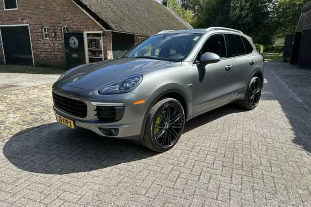 Porsche Cayenne (2015) thumbnail 2