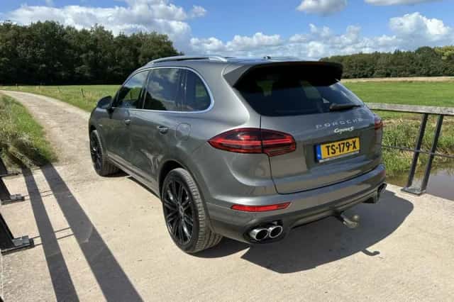 Porsche Cayenne (2015) thumbnail 3