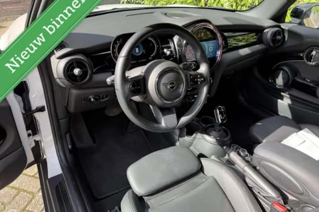 MINI Cooper (2023) thumbnail 2