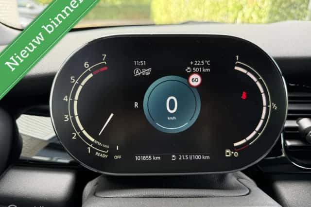 MINI Cooper (2023) thumbnail 3