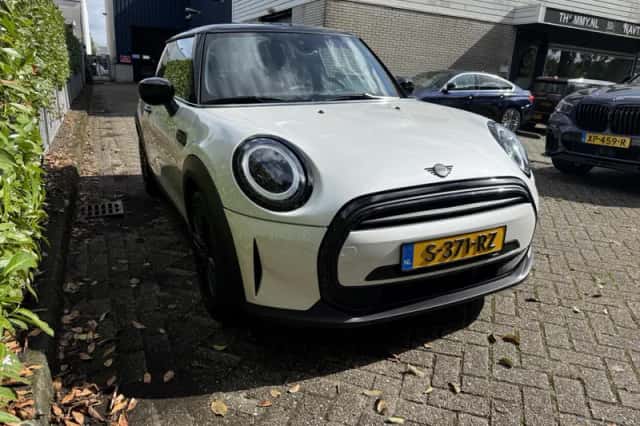 MINI Cooper (2023) thumbnail 4