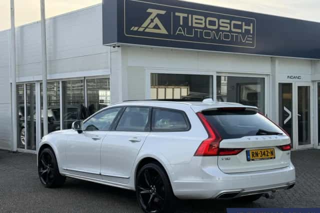 Volvo V90 Cross Country (2018) thumbnail 3