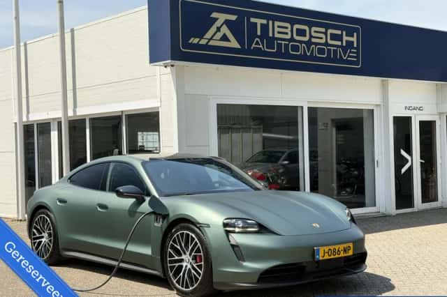 Porsche Taycan (2020) thumbnail 3