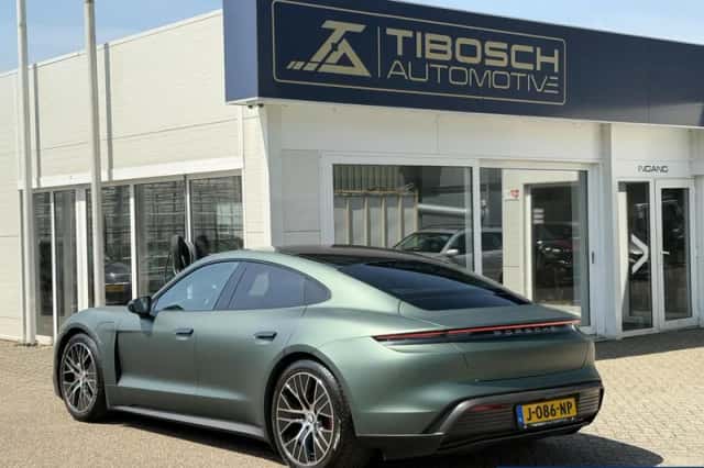 Porsche Taycan (2020) thumbnail 4
