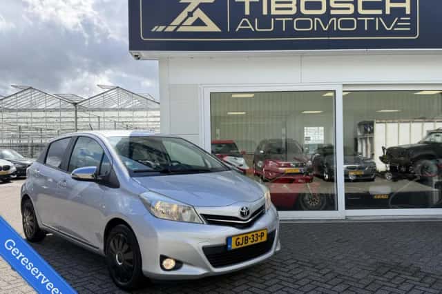 Toyota Yaris (2013) thumbnail 2
