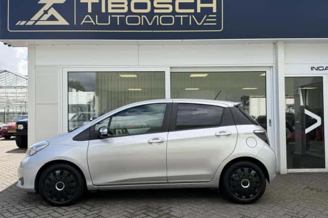 Toyota Yaris (2013) thumbnail 5