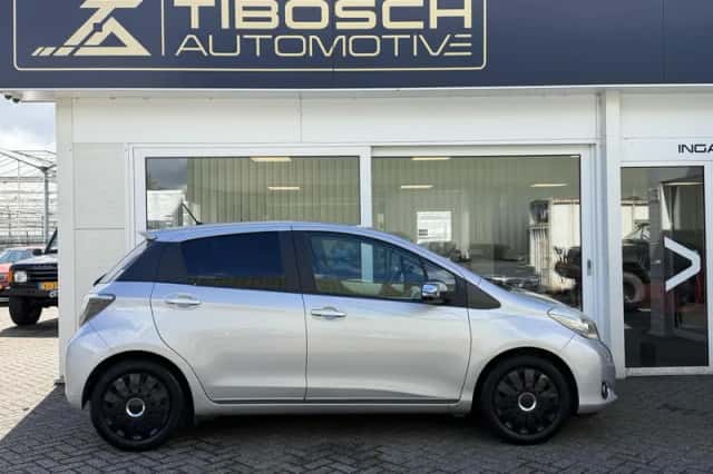 Toyota Yaris (2013) thumbnail 6