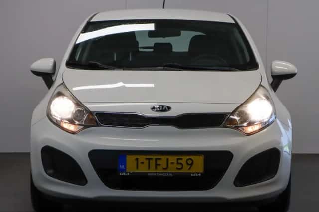 Kia Rio (2014) thumbnail 4