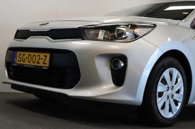 Kia Rio (2018) thumbnail 6