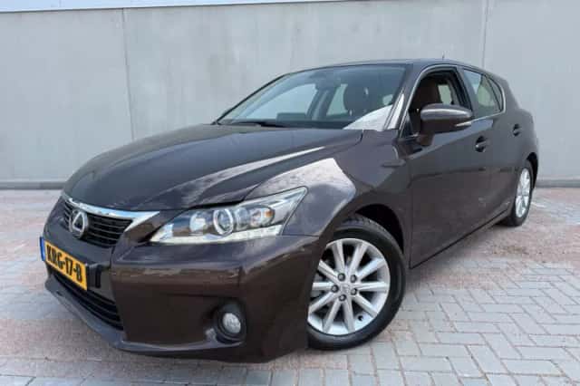 Lexus CT (2012) thumbnail 1