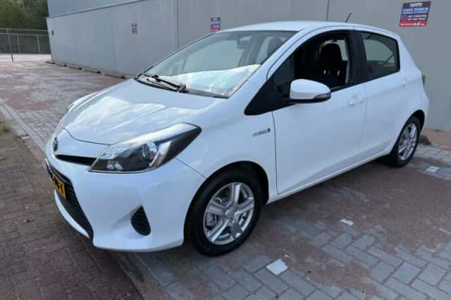 Toyota Yaris (2012) thumbnail 2