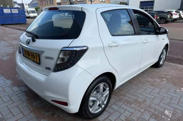 Toyota Yaris (2012) thumbnail 4
