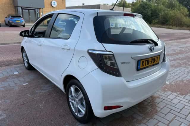Toyota Yaris (2012) thumbnail 5