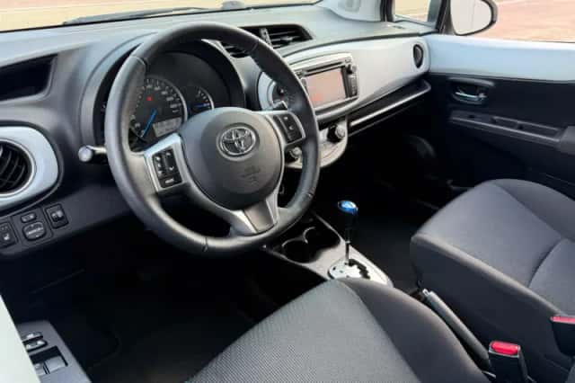 Toyota Yaris (2012) thumbnail 6