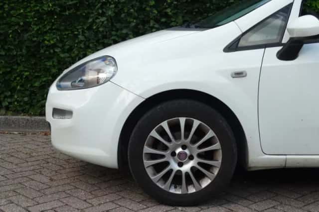 Fiat Punto (2015) thumbnail 2