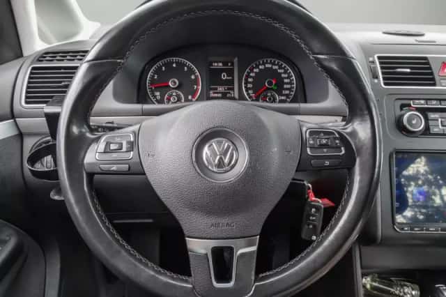 Volkswagen Touran (2012) thumbnail 4