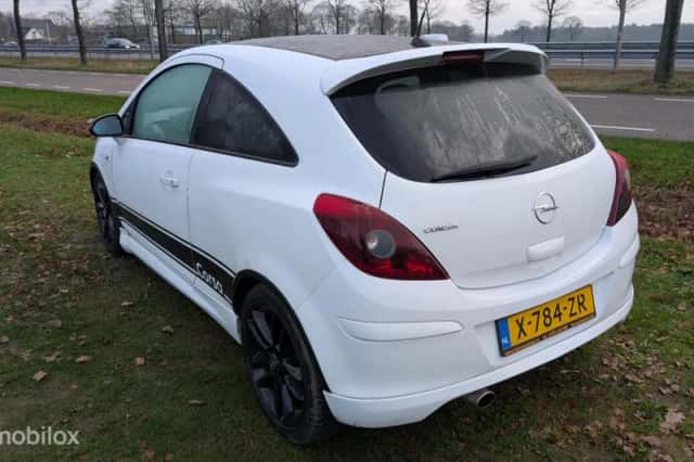 Opel Corsa (2009) thumbnail 3
