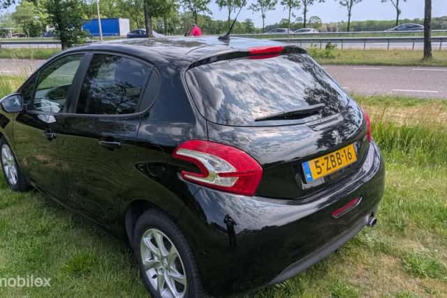 Peugeot 208 (2014) thumbnail 3